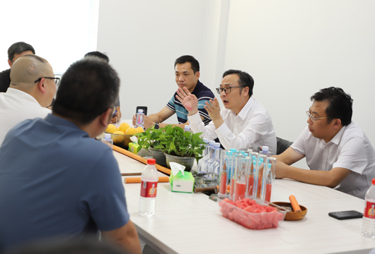 荆门市科技局王展欧局长带队赴艾克调研、指导工作