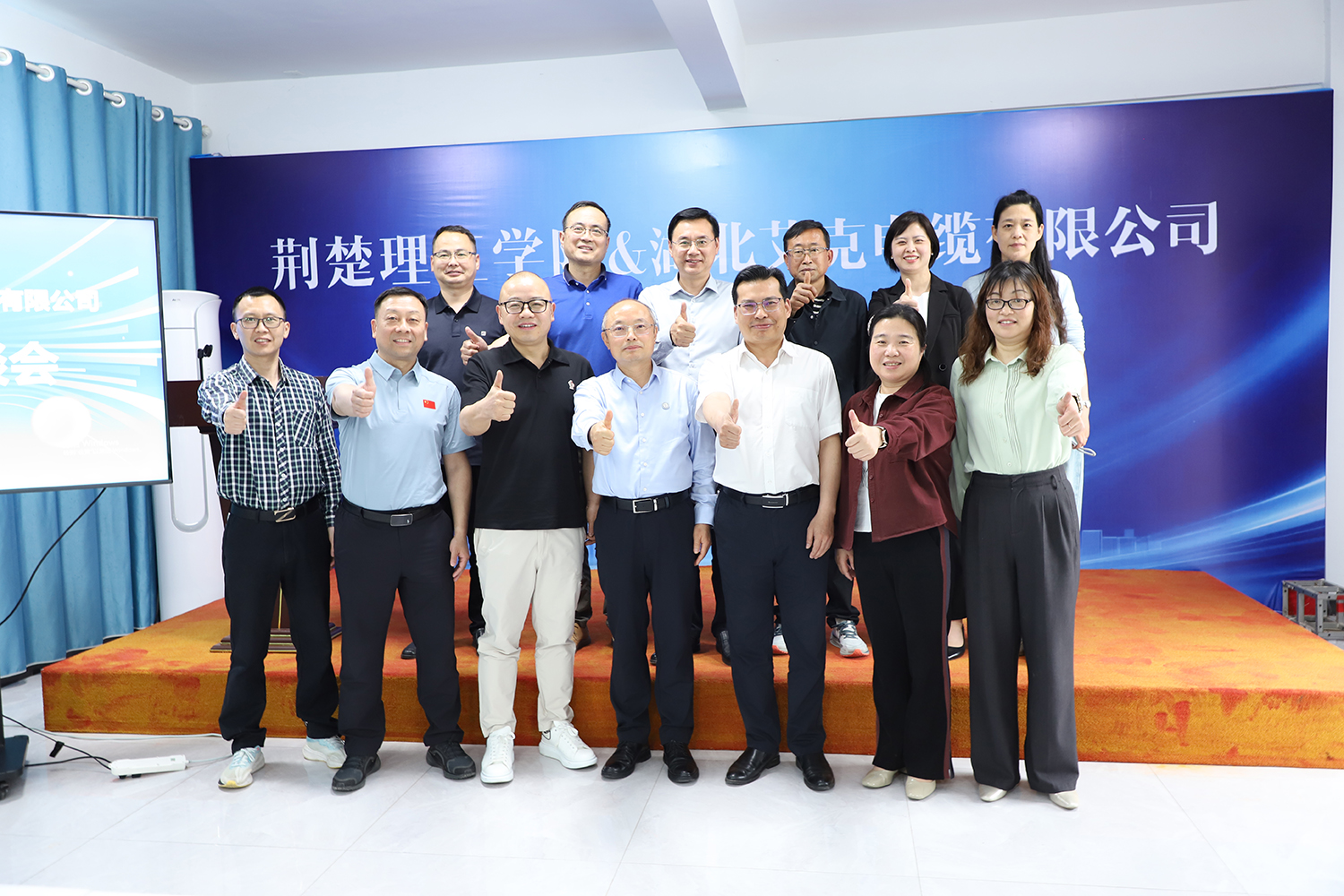 荆楚理工学院领导莅临湖北艾克考察指导，深化校企合作共谋发展！